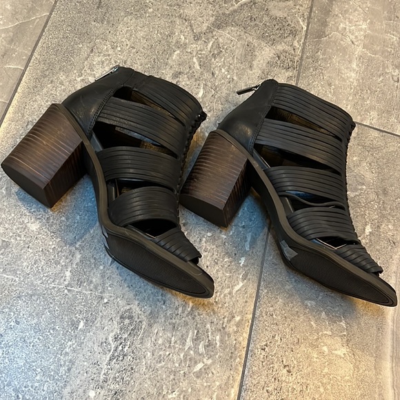 Lucky Brand Darvie Block Heel Sandals - Picture 8 of 11